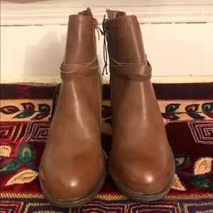 Women’s brown boots size 8